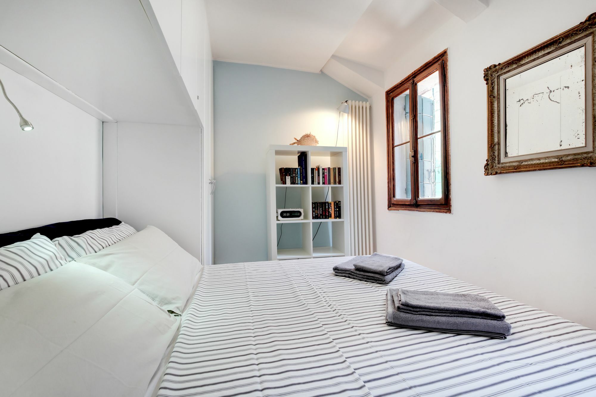 Bragora Smoochy Attic