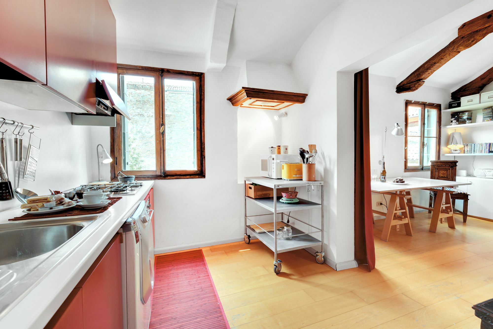 Bragora Smoochy Attic *