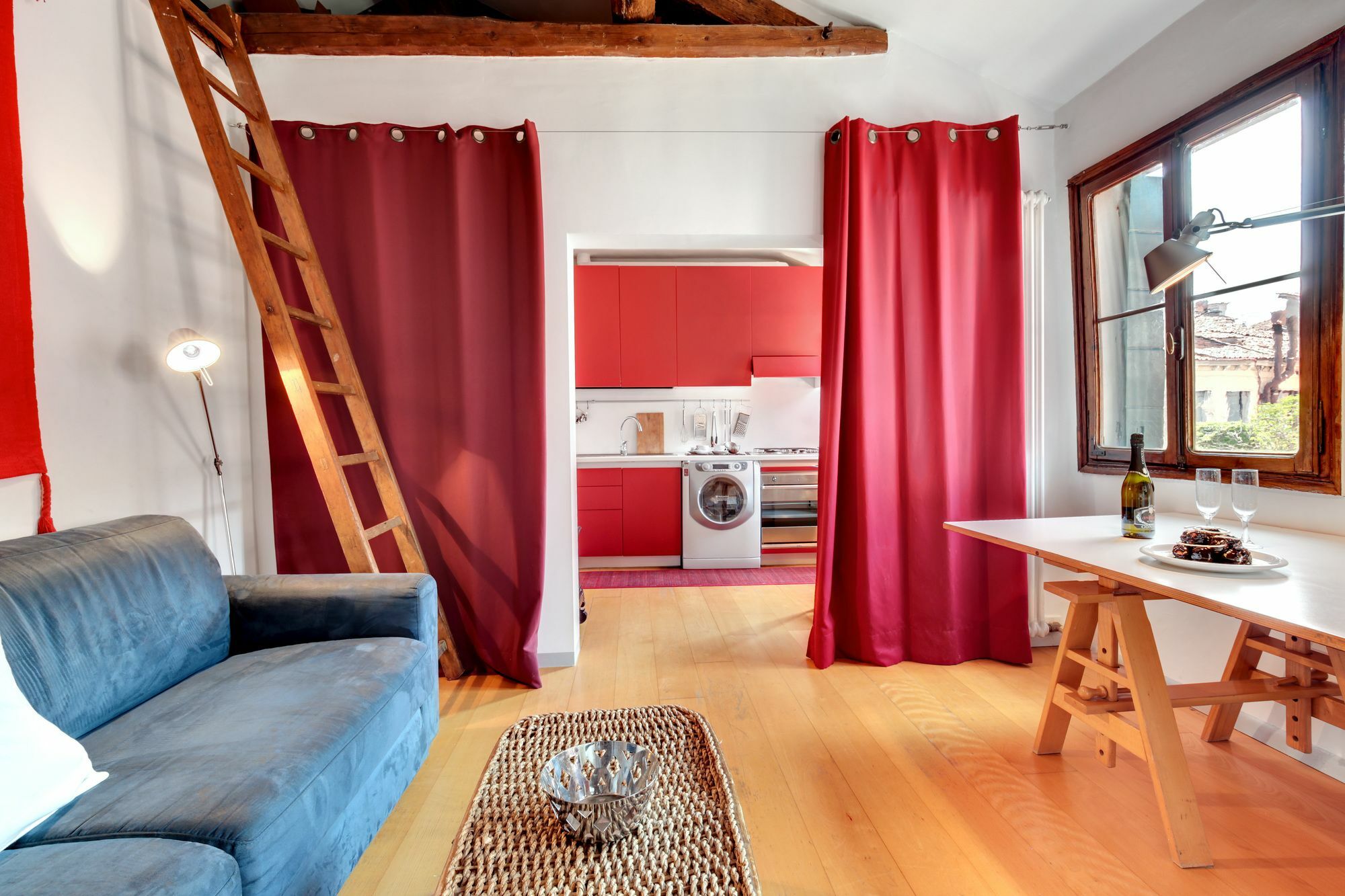 Bragora Smoochy Attic